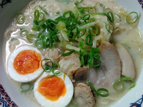 半熟卵とベビー帆立とチャーシューの豚骨ラーメン